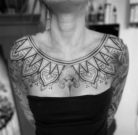 tattoo frau brustbein|Brust Tattoo für Frauen: Kühne Wege, Individualität。